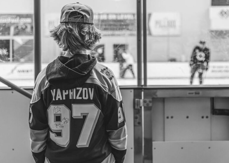 Hockey player seen from behind in a black and white practice jersey